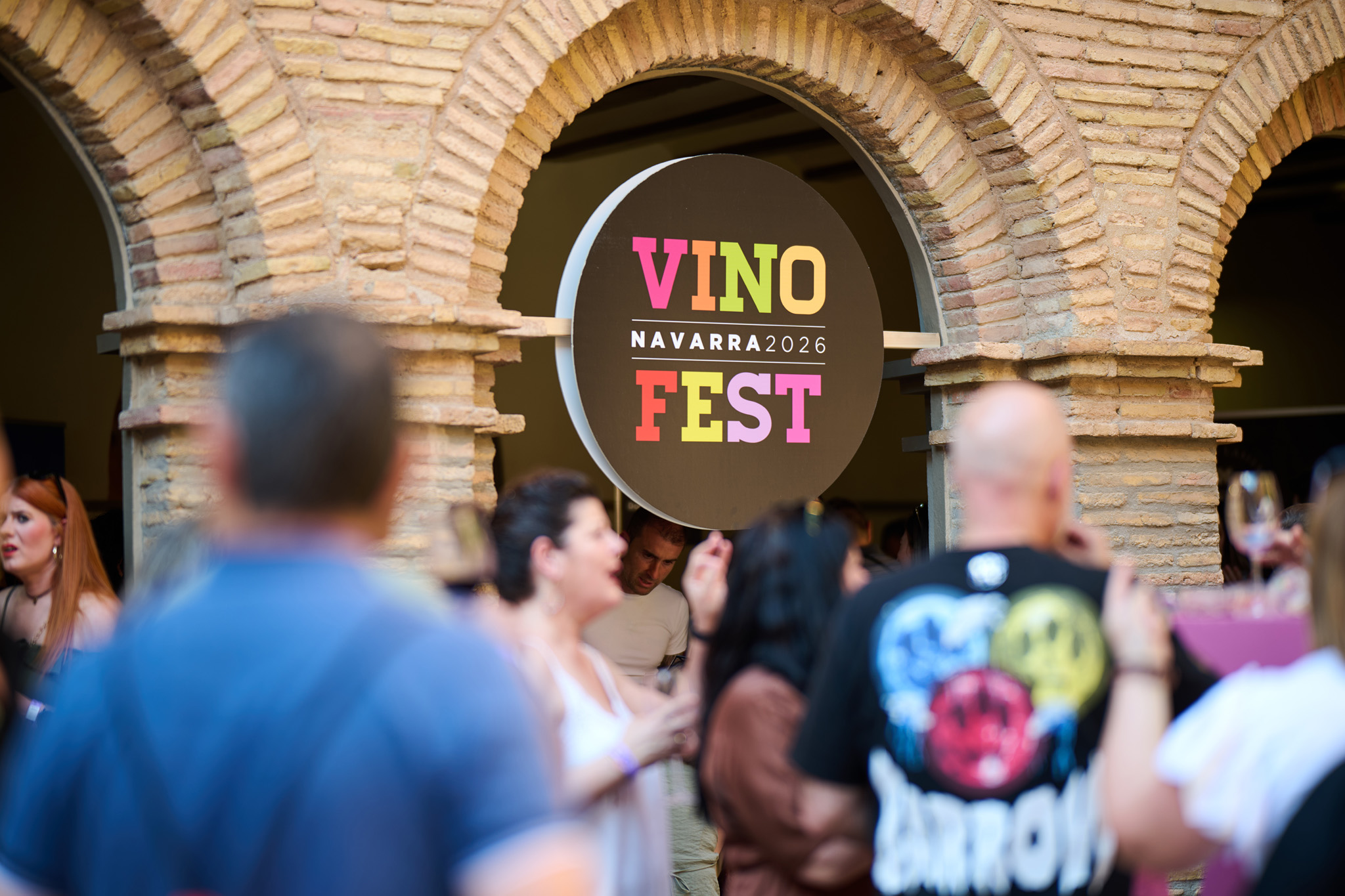 El calor no frena a Tudela: Vinofest Navarra triunfa en una jornada de vino, música y tardeo